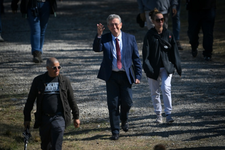 Jean-Luc Mélenchon arrive aux universités d'été de LFI à Châteauneuf-sur-Isère dans la Drôme le 23 août 2026 ( AFP / OLIVIER CHASSIGNOLE )