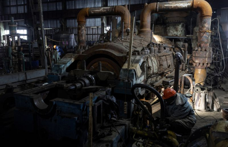 Des employés travaillent dans une centrale thermique endommagée par des frappes de missiles russes, en Ukraine
