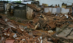Vue des dégâts dans le quartier commercial d'Uba, dans l'État du Minas Gerais, au Brésil, le 25 février 2026, où un pont et plusieurs bâtiments se sont effondrés après que la rivière Uba a débordé en raison de fortes pluies ( AFP / Pablo PORCIUNCULA )