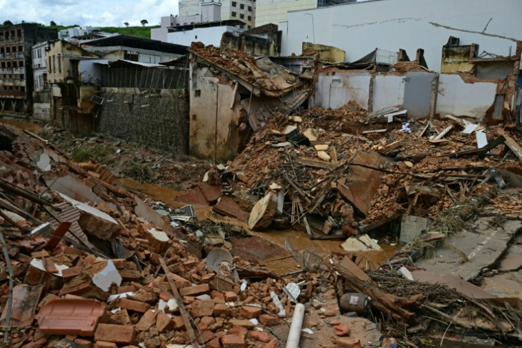 Vue des dégâts dans le quartier commercial d'Uba, dans l'État du Minas Gerais, au Brésil, le 25 février 2026, où un pont et plusieurs bâtiments se sont effondrés après que la rivière Uba a débordé en raison de fortes pluies ( AFP / Pablo PORCIUNCULA )