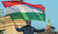 Le chef de l'opposition et président du parti Tisza, Peter Magyar, tient un drapeau hongrois lors d'un rassemblement électoral à Budapest, le 15 mars 2026 ( AFP / Ferenc ISZA )