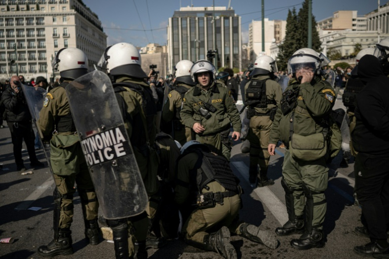 Des policiers procèdent à un einterpellation lors d'un rassemblement pour commémorer la collision ferroviaire meurtrière du 28 février 2023 et réclamer justice face aux failles de l'enquête, le 28 février 2026 à Athènes ( AFP / Angelos TZORTZINIS )