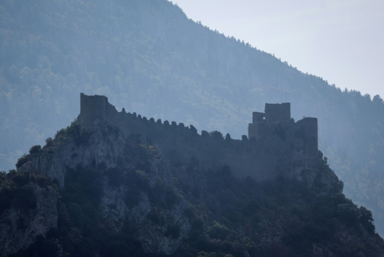 Le château de Puilaurens enveloppé de fumée lors d'un incendie de forêt à Puilaurens, dans l'Aude, le 5 septembre 2026 ( AFP / Valentine CHAPUIS )