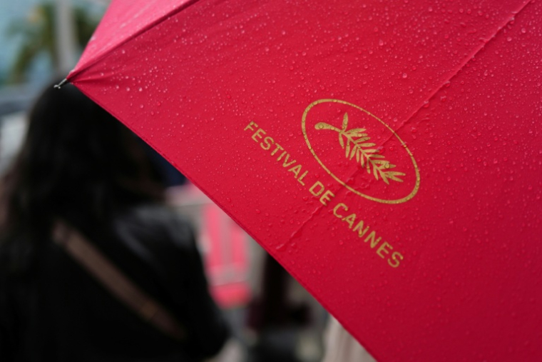 Un parapluie au logo du festival de Cannes lors de la 78e édition, le 20 mai 2025 ( AFP / Valery HACHE )