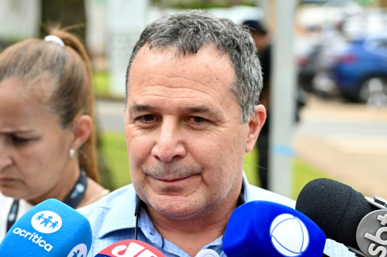 Le médecin de l'ancien président brésilien Jair Bolsonaro, Claudio Birolini, s'adresse aux journalistes devant la clinique privée DF Star de Brasilia, le 17 septembre 2025 ( AFP / Evaristo Sa )