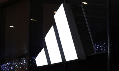 Le logo de la marque Adidas est affiché sur le magasin du centre de Varsovie