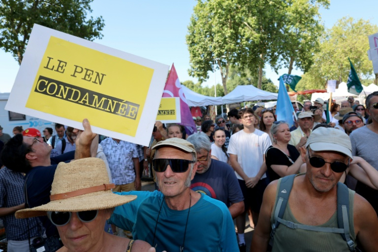 Des personnes manifestent contre Marine Le Pen, avant sa visite accompagnée du président du RN, Jordan Bardella, à La Flèche, le 8 juillet 2026 dans la Sarthe, au lendemain de l'annonce de sa candidature à la présidentielle de 2027 et de sa condamnation en appel dans l'affaire des assistants parlementaires européens ( AFP / FRED TANNEAU )