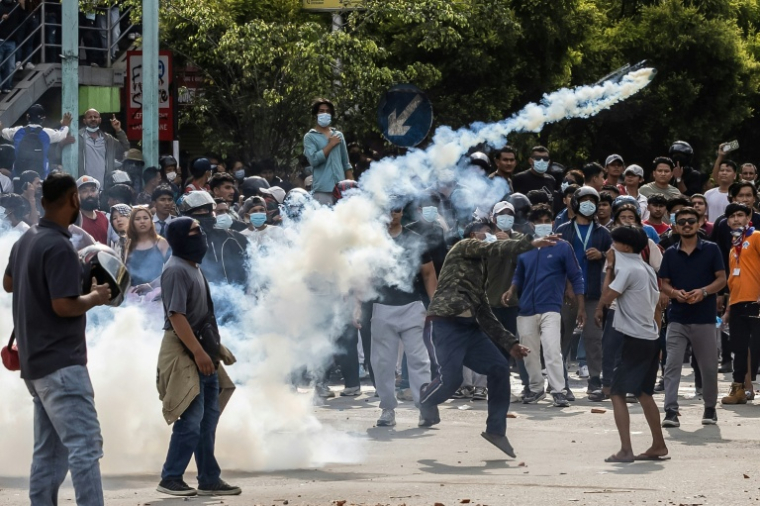 Des manifestants affrontent la police anti-émeute lors d'une manifestation devant le Parlement à Katmandou le 8 septembre 2025 ( AFP / PRABIN RANABHAT )
