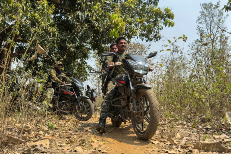 L'ancien chef rebelle maoïste Yogesh Madhvi, passé du côté de l'Etat, lors d'un entraînement à Dantewada, dans le district de Bastar de l'Etat de Chhattisgahr, le 16 mars 2025 dans le centre de l'Inde ( AFP / Jalees ANDRABI )