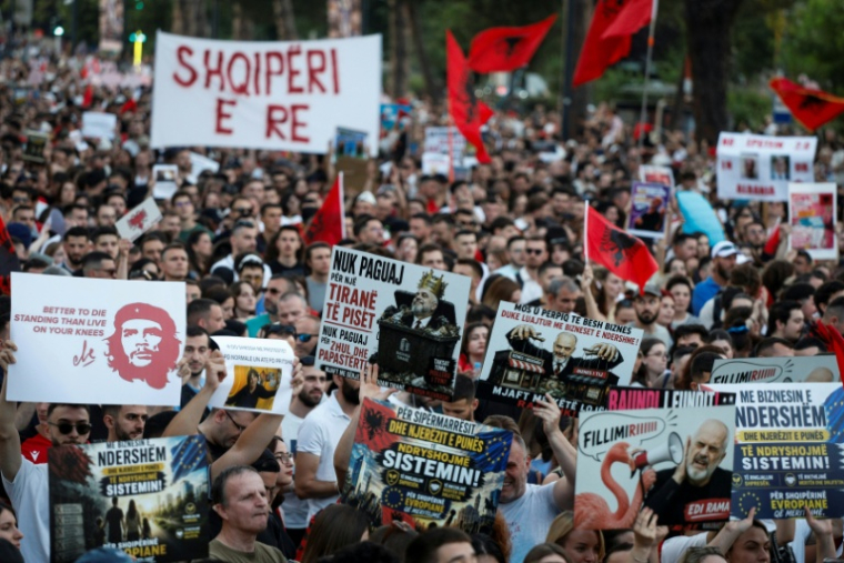 Manifestation contre un hôtel de luxe lié à la famille Trump, à Tirana en Albanie le 8 juin 2026 ( AFP / Adnan Beci )