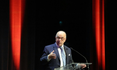 L'ancien Premier ministre socialiste Bernard Cazeneuve à Montrouge (Hauts-de-Seine), le 22 juin 2026 ( AFP / Ludovic MARIN )