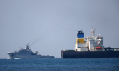 Un bateau de la marine française patrouille autour du pétrolier Deyna, battant pavillon mozambicain, qui, selon la France, fait partie de la flotte fantôme russe, au large du port de Marseille-Fos dans le golfe de Fos-sur-Mer, près de Martigues, en France, le 23 mars 2026. REUTERS/Manon Cruz