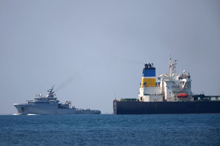 Un bateau de la marine française patrouille autour du pétrolier Deyna, battant pavillon mozambicain, qui, selon la France, fait partie de la flotte fantôme russe, au large du port de Marseille-Fos dans le golfe de Fos-sur-Mer, près de Martigues, en France, le 23 mars 2026. REUTERS/Manon Cruz