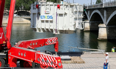 Arrivée du transformateur Enedis, un cube de 130 tonnes, au port de Tolbiac à Paris le 22 juin 2026. ( AFP / Mehdi FEDOUACH )