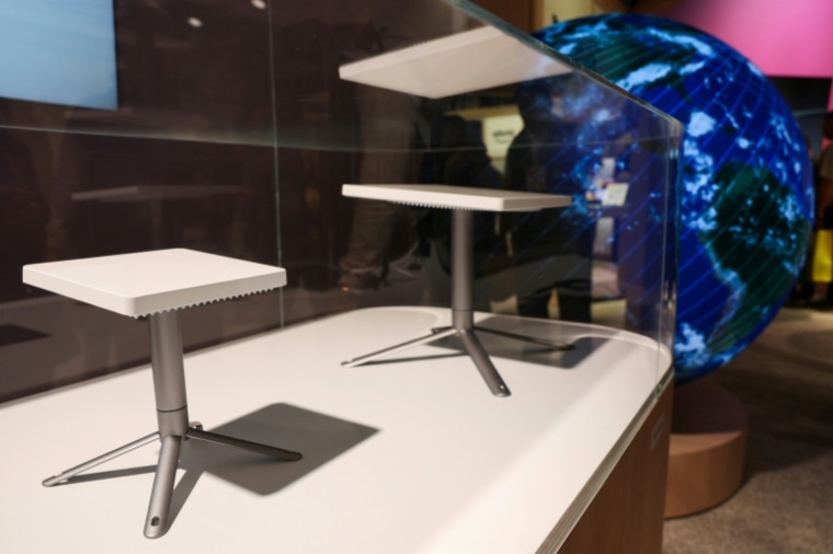 Des antennes Amazon Leo Nano et Leo Pro pour l'internet par satellite en orbite terrestre basse (LEO) présentées au salon annuel de l'électronique grand public (CES) à Las Vegas, le 7 janvier 2026 dans le Nevada ( AFP / Patrick T. Fallon )