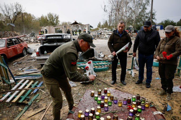 Des personnes rendent hommage aux victimes de frappes russes dans la région de Kharkiv, en Ukraine