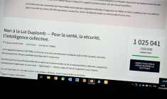 La pétition contre la loi Dumplomb mise en ligne sur le site Internet de l'Assemblée nationale affichée sur un écran d'ordinateur, le 20 juillet 2025 ( AFP / BERTRAND GUAY )