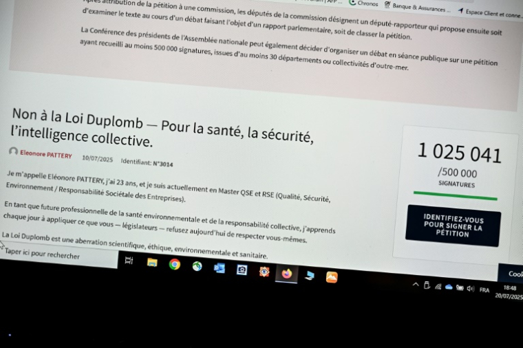 La pétition contre la loi Dumplomb mise en ligne sur le site Internet de l'Assemblée nationale affichée sur un écran d'ordinateur, le 20 juillet 2025 ( AFP / BERTRAND GUAY )