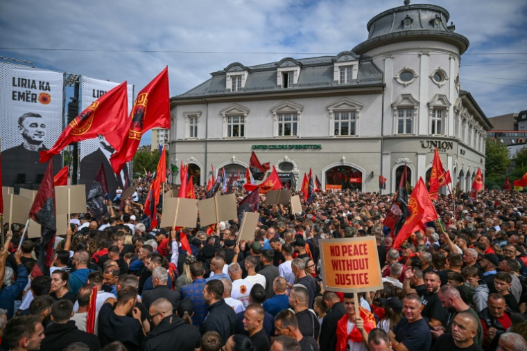 Des Albanais du Kosovo lors de la "Marche pour la liberté" à Pristina le 12 septembre 2026, quatre jours avant le verdict dans le procès de Hashim Thaçi ( AFP / Armend NIMANI )