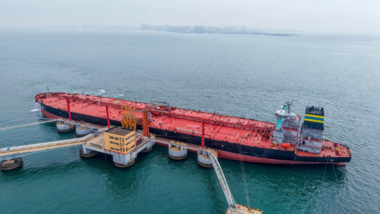 Vue aérienne d'un pétrolier déchargeant du pétrole brut importé dans un terminal portuaire de Qingdao, dans la province du Shandong, dans l'est de la Chine, le 14 mai 2026 ( CN-STR / - )