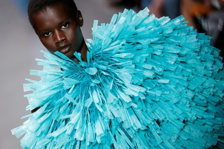 Un mannequin présente une création de Stella McCartney pour la collection Prêt-à-porter Femme Printemps-Été 2026 lors de de la Fashion Week de Paris, le 30 septembre 2025 ( AFP / GEOFFROY VAN DER HASSELT )
