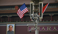 Les drapeaux des USA et de la Chine à côté du portrait de l'ancien leader communiste Mao Zedong à Pékin avant le visite du président américain Donald Trump le 13 mai 2026 ( AFP / Pedro PARDO )