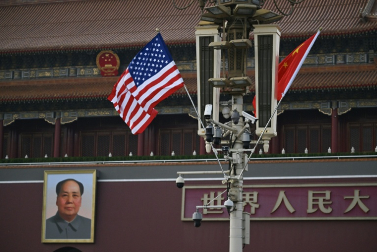 Les drapeaux des USA et de la Chine à côté du portrait de l'ancien leader communiste Mao Zedong à Pékin avant le visite du président américain Donald Trump le 13 mai 2026 ( AFP / Pedro PARDO )