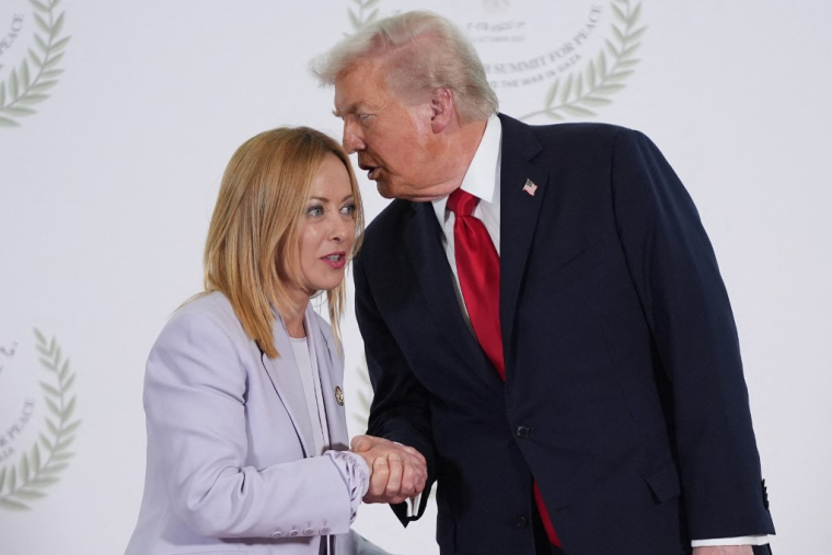 Giorgia Meloni et Donald Trump à Charm el-Cheikh, en Égypte, le 13 octobre 2025. ( POOL / EVAN VUCCI )