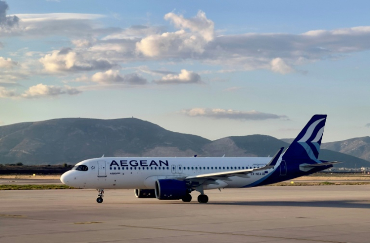 Un Airbus A320 de la compagnie grecque Aegean Airlines, sur le tarmac de l'aéroport d'Athènes, le 5 octobre 2022 ( AFP / Daniel SLIM )