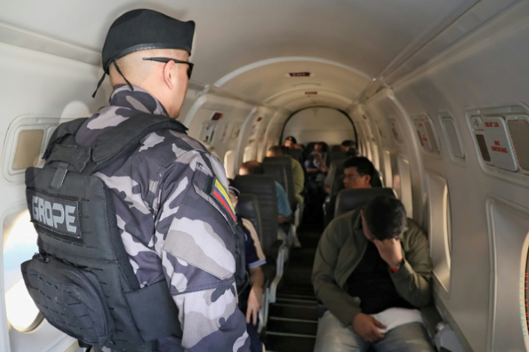 Photo communiquée par la présidence colombienne montrant des prisonniers en cours de transfert à bord d'un avion à Medellin, le 8 août 2026 ( Colombian Presidency / Handout )