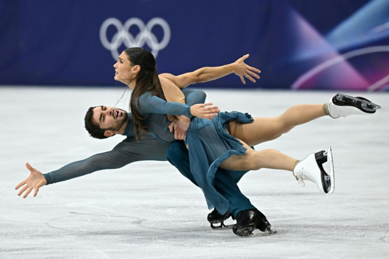 Les Français Laurence Fournier Beaudry et Guillaume Cizeron, champions olympiques de danse sur glace, le 11 février 2026 aux JO de Milan Cortina ( AFP / Gabriel BOUYS )