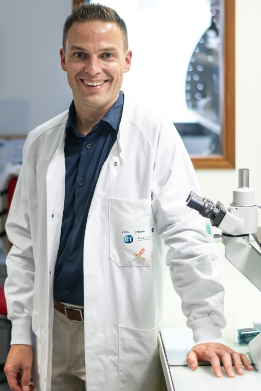 Vincent Guen, biologiste à l'Inserm, pose le 8 octobre 2026 à Nantes  ( AFP / Sebastien Salom-Gomis )