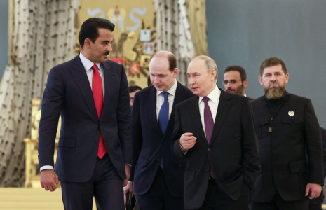 Le président russe Vladimir Poutine et l'émir du Qatar Tamim bin Hamad Al Thani se rencontrent à Moscou