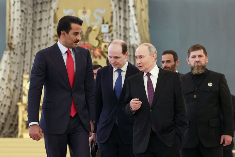 Le président russe Vladimir Poutine et l'émir du Qatar Tamim bin Hamad Al Thani se rencontrent à Moscou