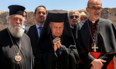 Le patriarche latin de Jérusalem, Pierbattista Pizzaballa (D), et le vicaire apostolique grec-catholique melkite de Jérusalem, Yasser Ayyash (C), à l'église Saint-Georges du Ve siècle dans le village chrétien palestinien de Taybeh, au nord-est de Ramallah en Cisjordanie occupée, le 14 juillet 2025 ( AFP / Zain JAAFAR )