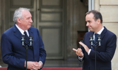 Le nouveau Premier ministre et ancien ministre des Armées, Sébastien Lecornu (à droite), applaudit le Premier ministre sortant, François Bayrou (à gauche), lors de la cérémonie de passation de pouvoir à l'hôtel Matignon à Paris, le 10 septembre 2025 ( POOL / Ludovic MARIN )