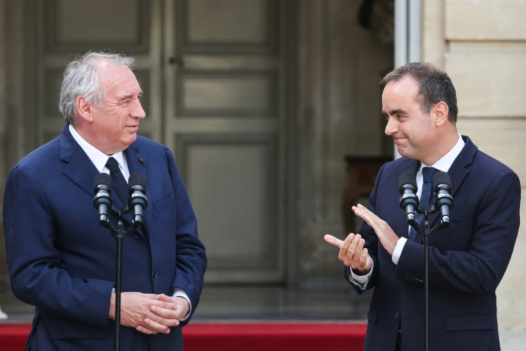 Passation de pouvoir entre François Bayrou (G) et Sébastien Lecornu (D), nouveau Premier ministre, à Matignon le 10 septembre 2025 ( POOL / Ludovic MARIN )