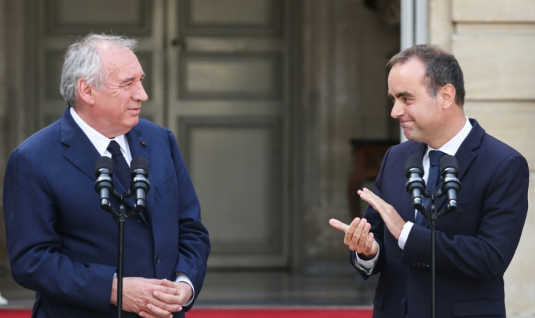 Passation de pouvoir entre François Bayrou (G) et Sébastien Lecornu (D), nouveau Premier ministre, à Matignon le 10 septembre 2025 ( POOL / Ludovic MARIN )