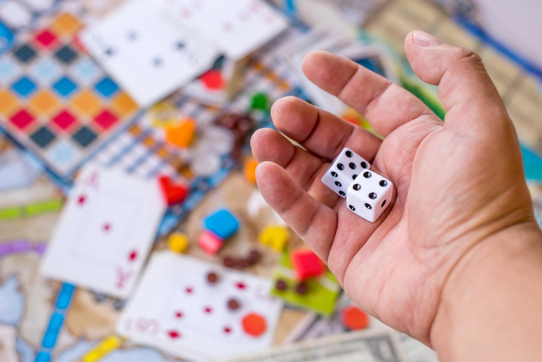 En famille, en couple ou entre amis, pour les petits comme pour les grands, découvrez notre sélection de jeux de société crédit photo : Shutterstock