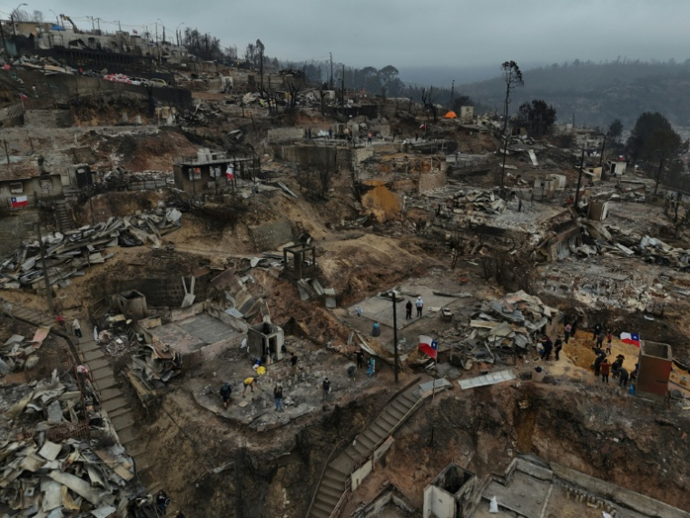 Vue aérienne des destructions après un feu de forêt qui a ravagé Lirquen, près de la ville de Concepcion au Chili, le 20 janvier 2026  ( AFP / Raul BRAVO )