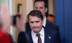 Le N.2 du ministère américain de la Justice, Todd Blanche, arrive à une conférence de presse de Donald Trump à la Maison Blanche à Washington, le 11 août 2025 ( AFP / ANDREW CABALLERO-REYNOLDS )