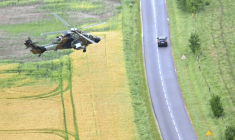 Un hélicoptère d'attaque Tigre de l'armée française participe à un vol tactique au-dessus de Phalsbourg, en Moselle, le 2 juin 2026 ( AFP / Jean-Christophe Verhaegen )