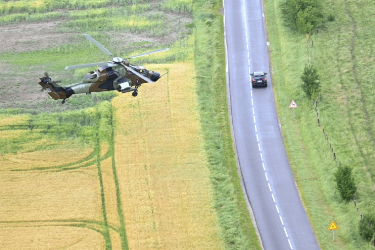 Un hélicoptère d'attaque Tigre de l'armée française participe à un vol tactique au-dessus de Phalsbourg, en Moselle, le 2 juin 2026 ( AFP / Jean-Christophe Verhaegen )