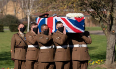 GB: FUNÉRAILLES DE "CAPTAIN TOM", LE VÉTÉRAN QUI A LEVÉ 45 MILLIONS D'EUROS CONTRE LE CORONAVIRUS