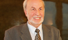 Louis Besson, alors secrétaire d'Etat au Logement, le 13 janvier 2000 à Paris ( AFP / FRANCOIS GUILLOT )