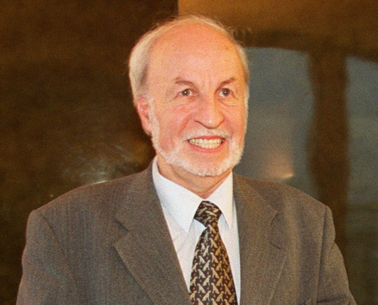 Louis Besson, alors secrétaire d'Etat au Logement, le 13 janvier 2000 à Paris ( AFP / FRANCOIS GUILLOT )