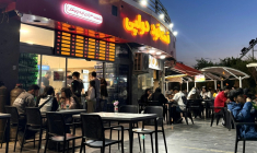 Des Iraniens attablés sur la terrasse d'un café, près du lac Chitgar, dans le nord de Téhéran, le 26 avril 2026 ( AFP / ATTA KENARE )