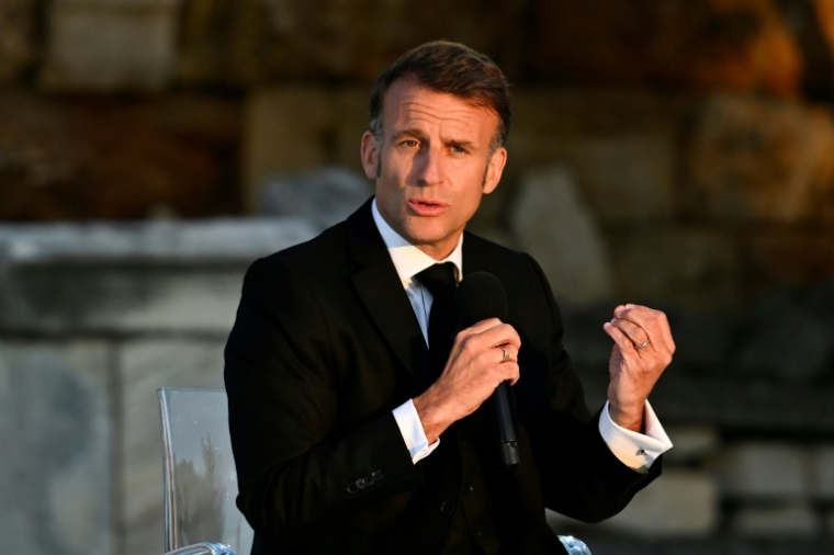Le président français Emmanuel Macron lors d'un événement à l'Agora romaine d'Athènes, le 24 avril 2026 en Grèce ( AFP / Aris MESSINIS )