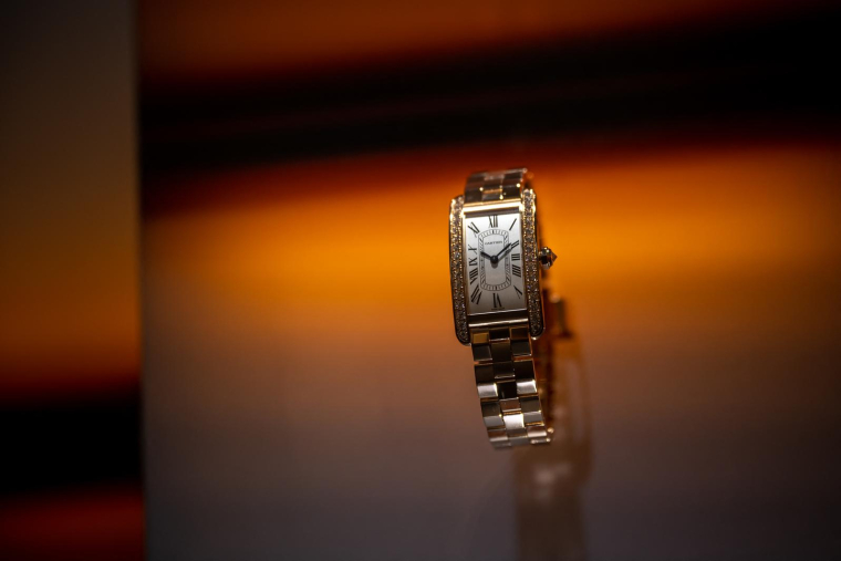 Une montre de la marque de luxe française Cartier, appartenant au groupe Richemont, exposée dans une vitrine le jour de l'ouverture du salon horloger "Montres et Merveilles Genève". Le 27 mars 2023 à Genève. ( AFP / FABRICE COFFRINI )