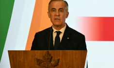 Le Premier ministre canadien Mark Carney s'exprime lors du Forum Canada-Inde à l'hôtel Taj Mahal Palace de Bombay, le 28 février 2026 ( AFP / Indranil Mukherjee )